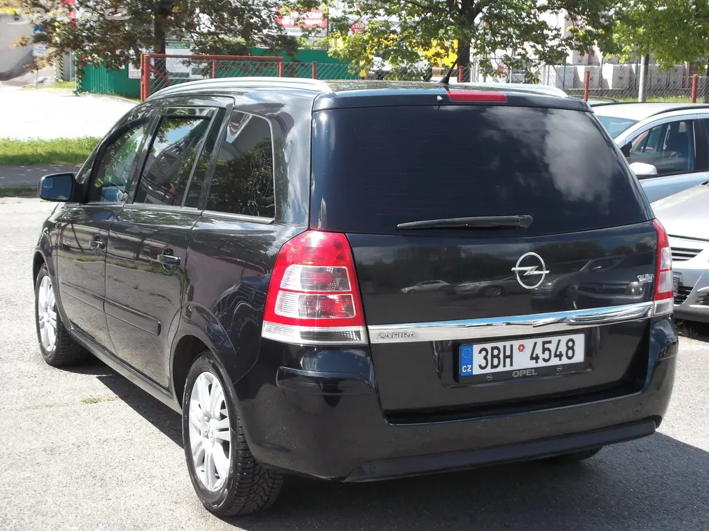 Opel Zafira 1.8i 16V 7.míst,serv.knižka,novrozvody - fotka 4
