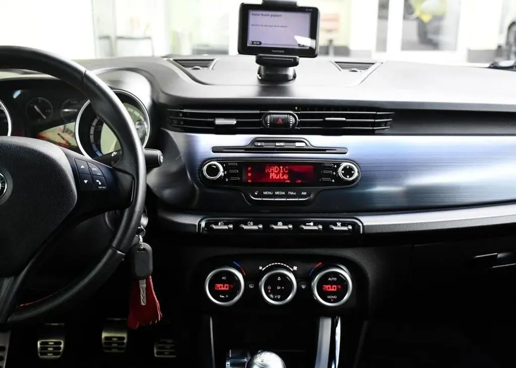 Alfa Romeo Giulietta 1.4TURBO 16V 2xALU 88 kw - fotka 6