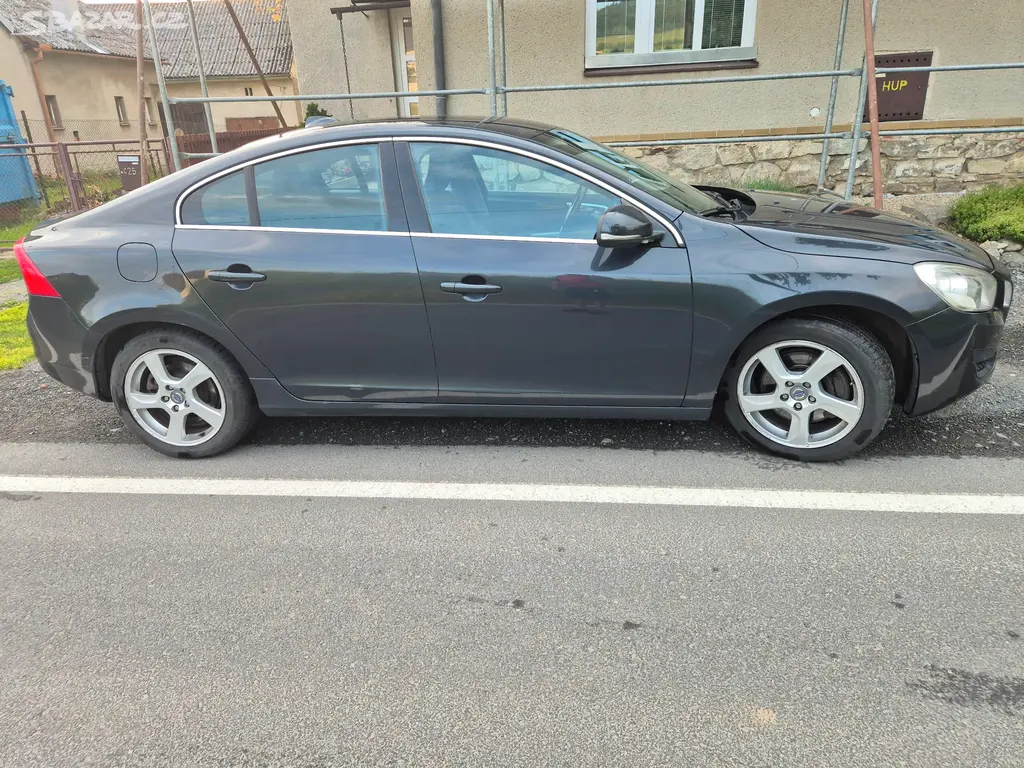 Volvo S60 T5 03/2011 benzín 177kW - fotka 2