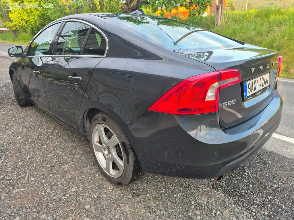 Volvo S60 T5 03/2011 benzín 177kW - fotka 5