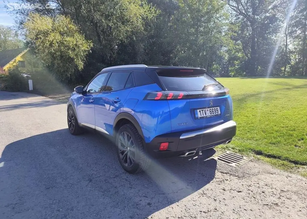 Peugeot 2008 1.2 PT AT, GT Line, Kůže benzín - fotka 3