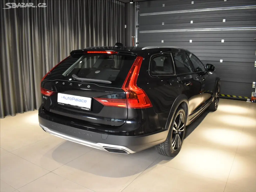 Volvo V90, 2,0 CC D5 PRO Bezklíč,Tažný - fotka 4