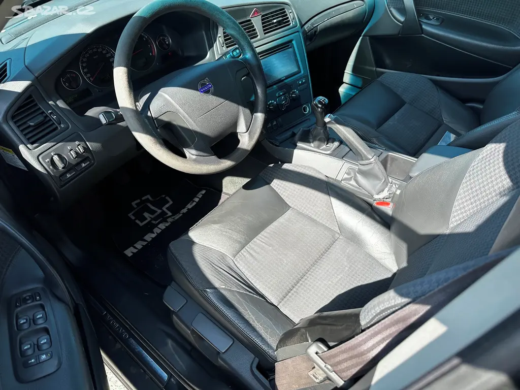 Volvo V70 2.4i, r.2003, klima, serviska, STK - fotka 6