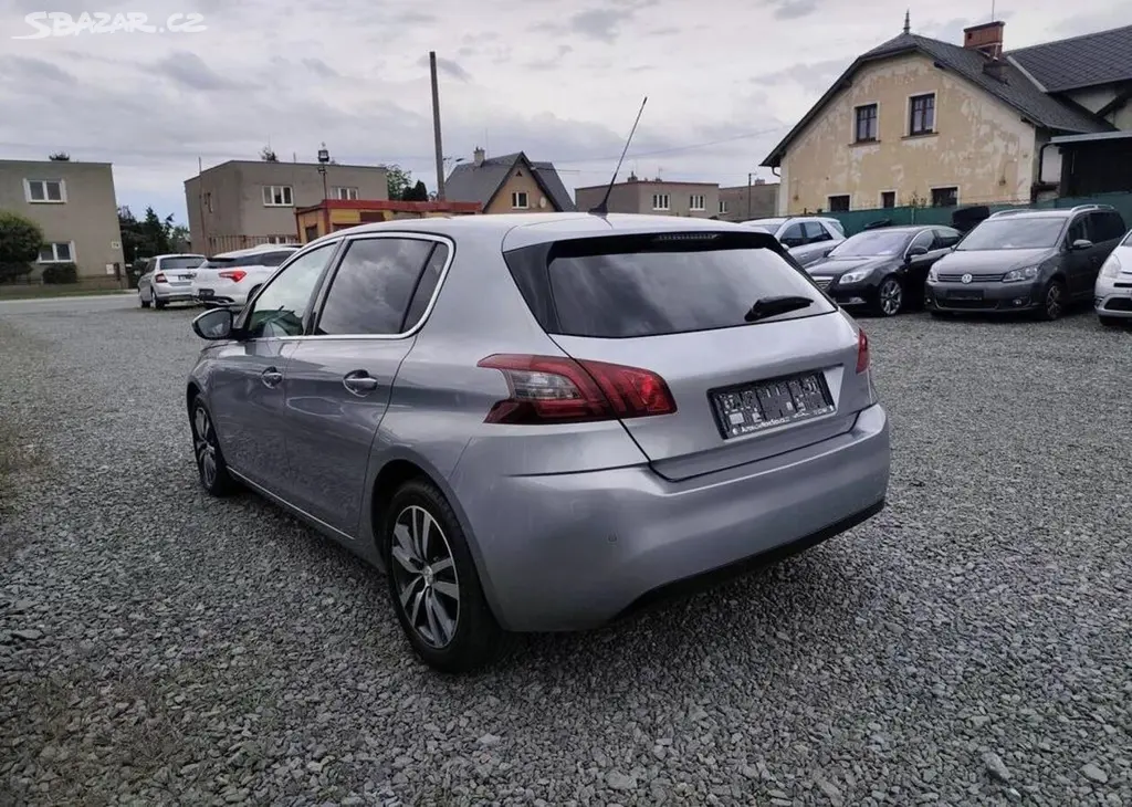 Peugeot 308 1.2 PT 96 Kw, AT, Navi benzín - fotka 4
