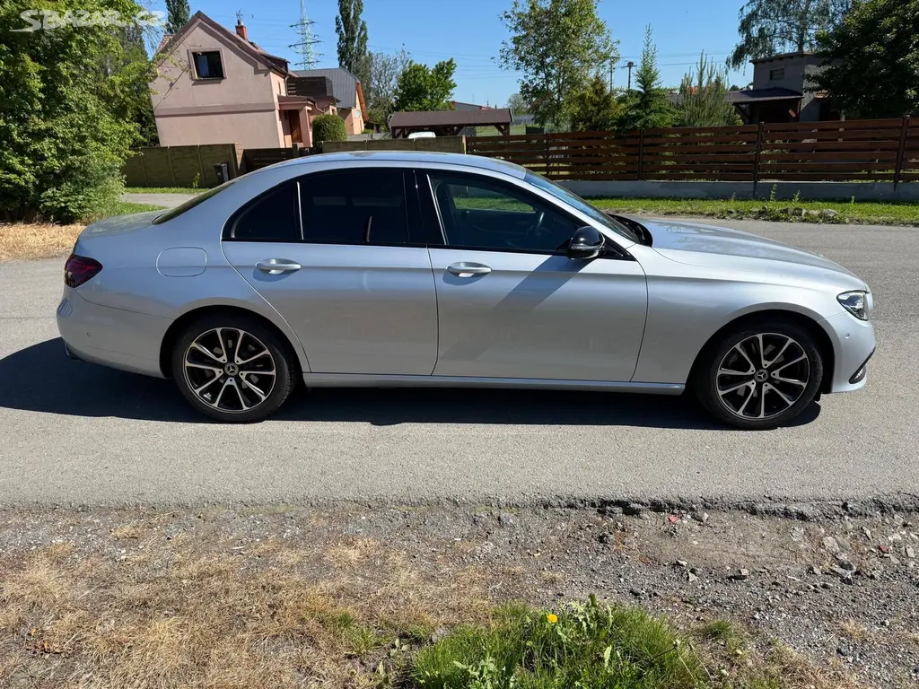 Mercedes Benz E200 4MATIC - fotka 2