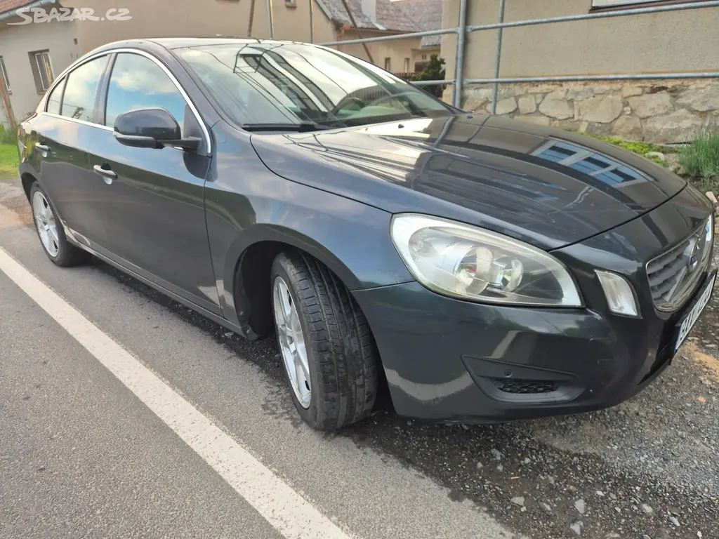 Volvo S60 T5 03/2011 benzín 177kW
