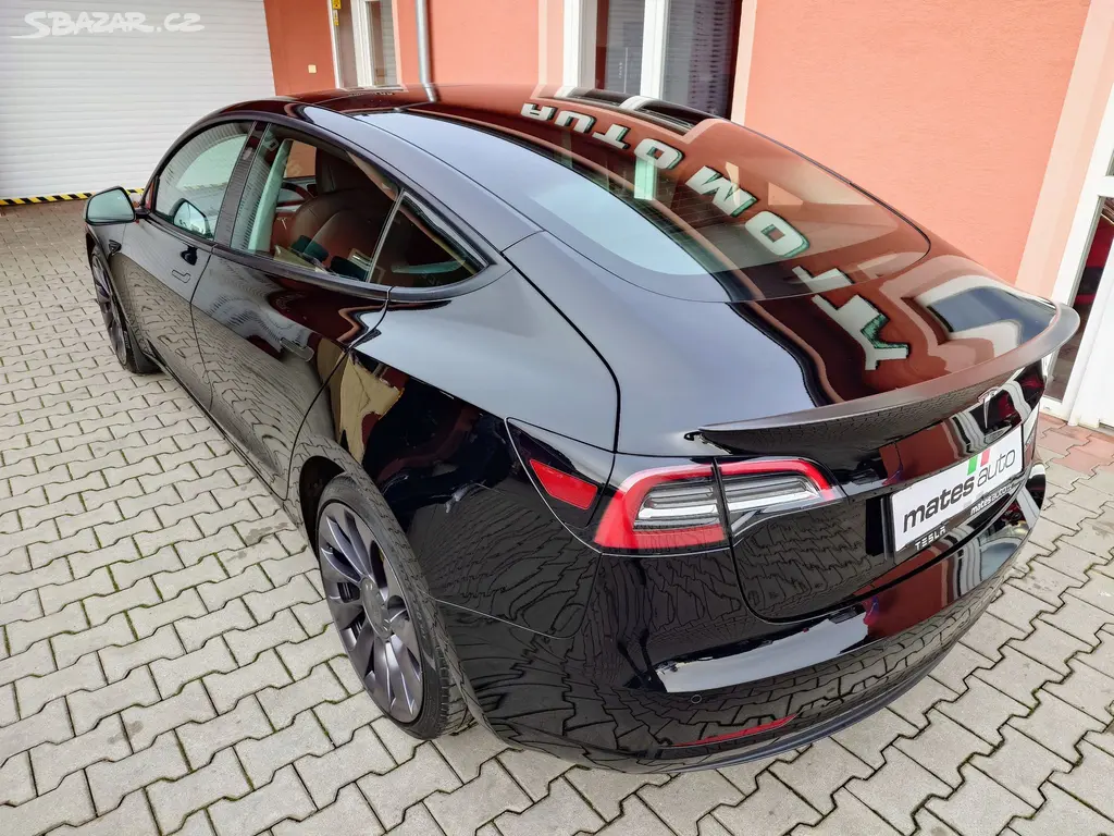 Tesla Model 3 - fotka 3