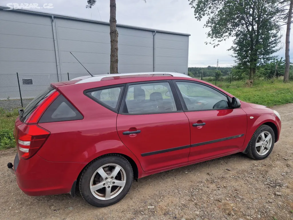 Kia Ceed 1.4 benzin - tažné - klima - tempomat - fotka 3