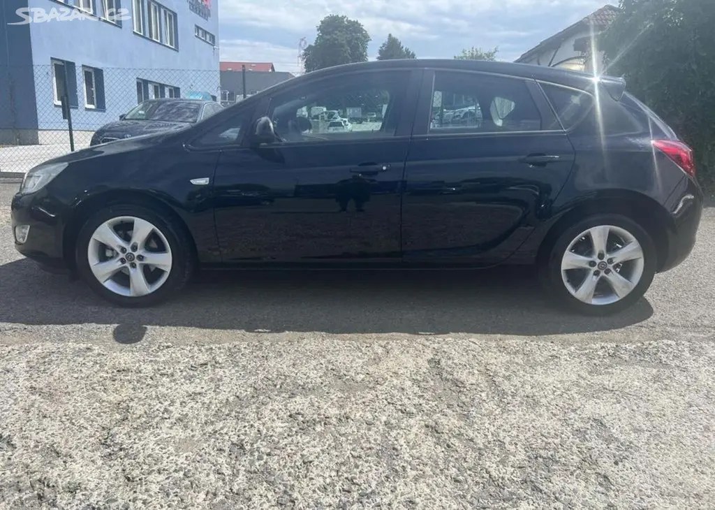 Opel Astra 1.4i 16v KAMERA TEMPOMAT ALU manuální - fotka 4