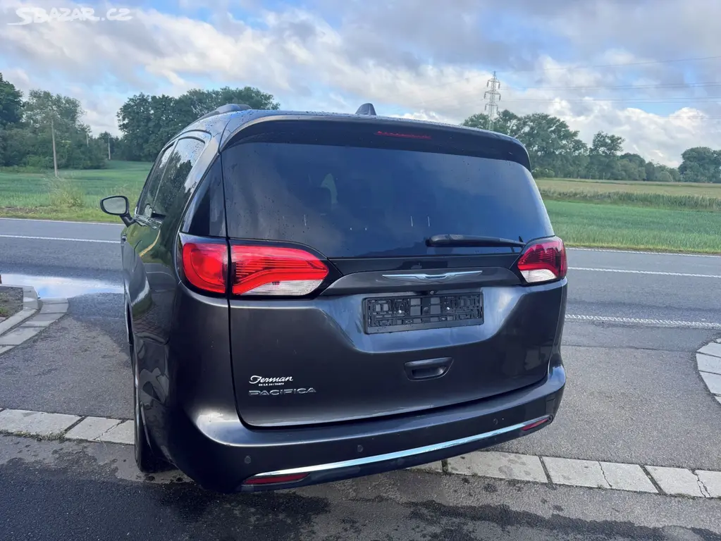 Chrysler Pacifica 3,6 RU Touring L 8 míst 2017 - fotka 5