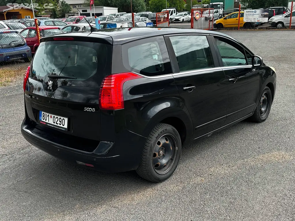 Peugeot 5008 1.6HDi, 7mist, r.2011, stk, klima - fotka 3