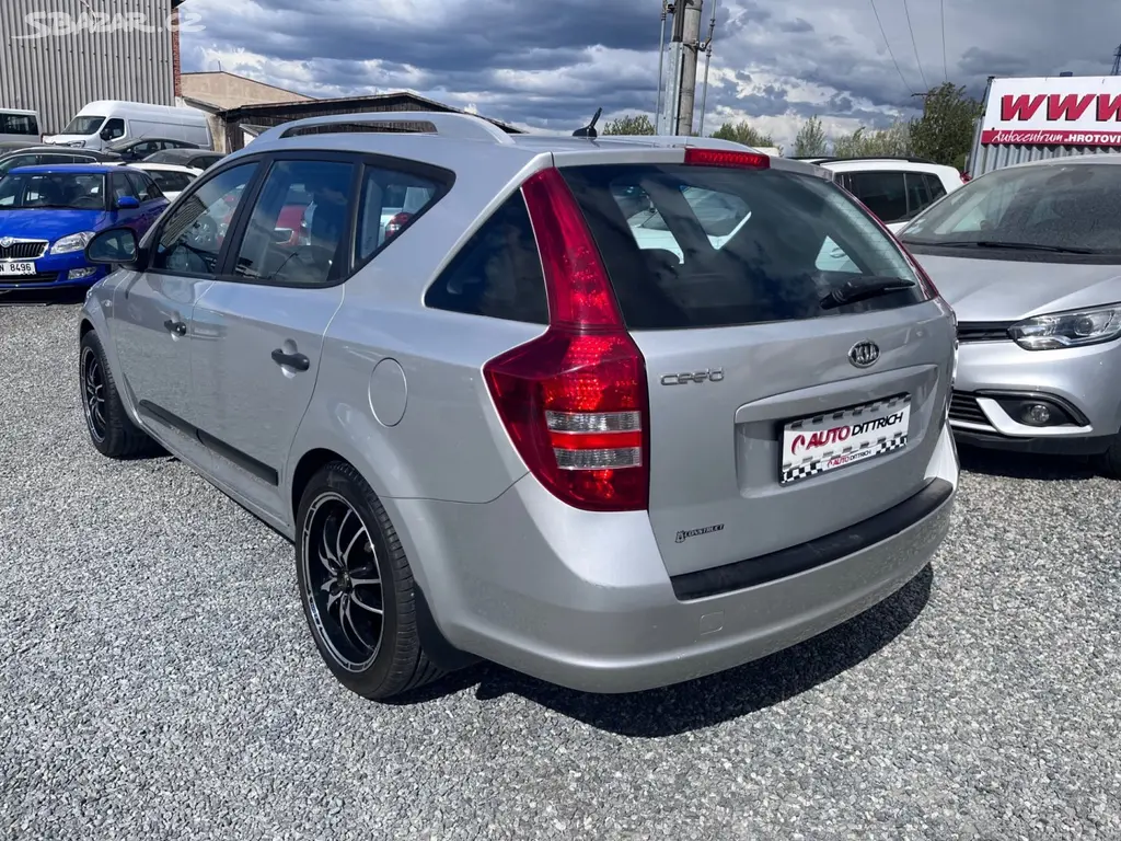 KIA CEED 1,6i KOMFORT KOMBI 1.MAJITEL - fotka 4