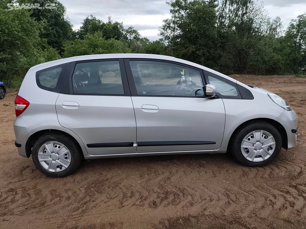 HONDA JAZZ 1.4i-VTEC 73KW,RV 2012 NAJETO 77300 KM - fotka 3