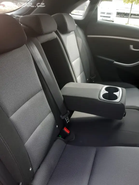 Hyundai i30 benzín 1.6i 88kw rv:6.2015 - fotka 6