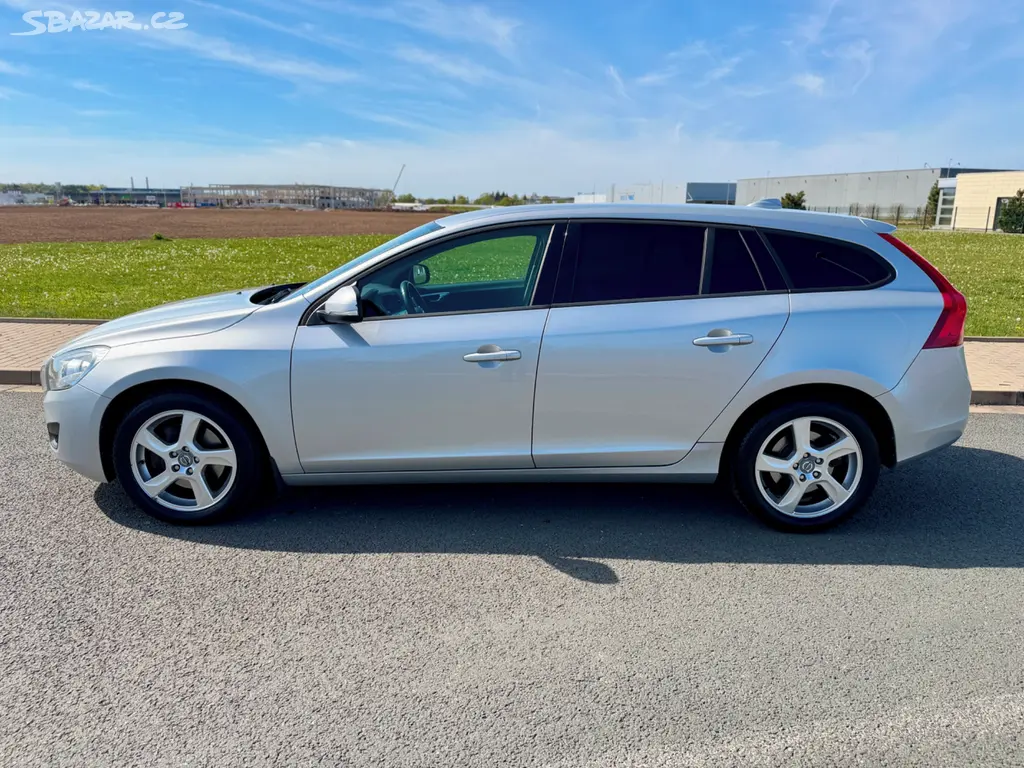 VOLVO V60 2.4 D5 158KW //2012 5-VÁLEC SERVISKA - fotka 2
