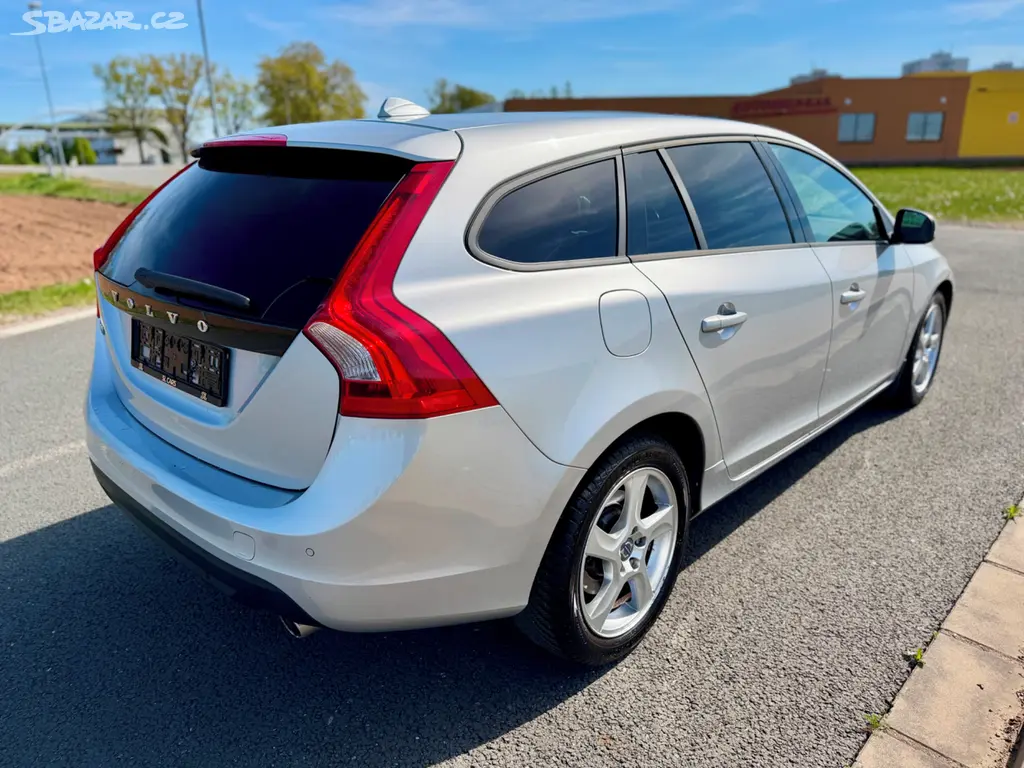 VOLVO V60 2.4 D5 158KW //2012 5-VÁLEC SERVISKA - fotka 5