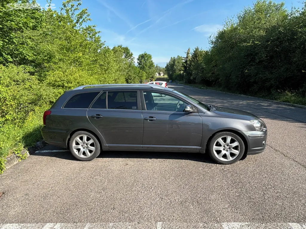 Toyota Avensis 2,4 Kombi, automat - benzin - 120KW - fotka 2