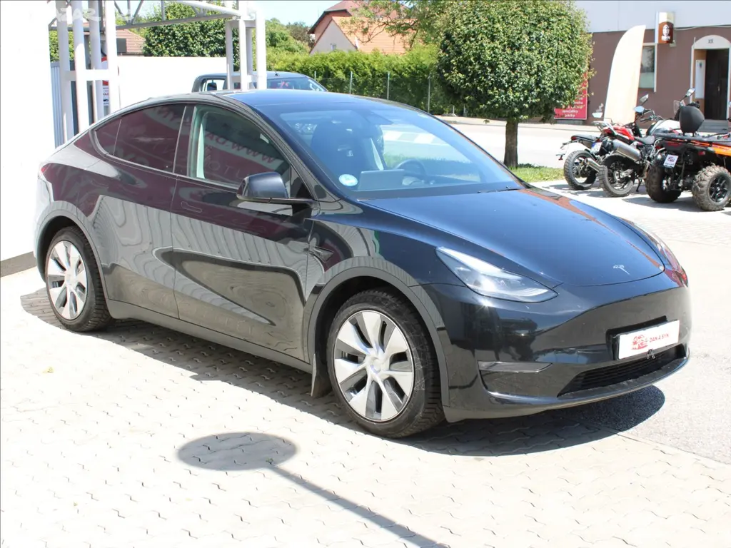 Tesla Model Y, Long Range Dual Motor AWD - fotka 2
