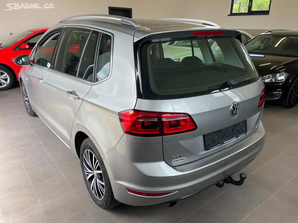 VW GOLF 7 SPORTSVAN 1,2 TSI 81KW HIGHLINE TOP STAV - fotka 4