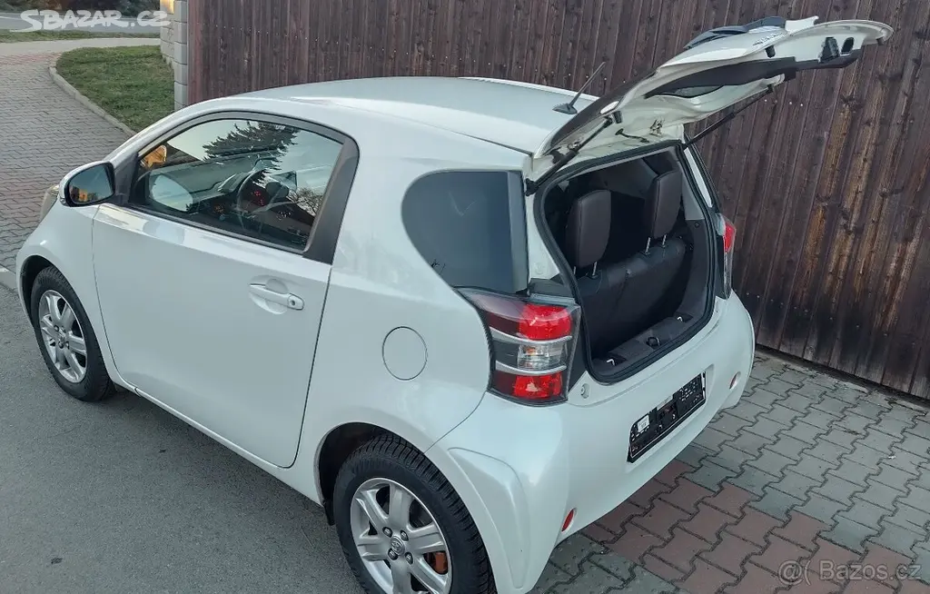 81.500km Toyota iQ 3+1 Polokůže Bez koroze Servis - fotka 6