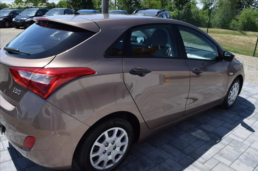 Hyundai i30, 1,4 i 73KW NÍZKÉ KM NOVÁ STK - fotka 5