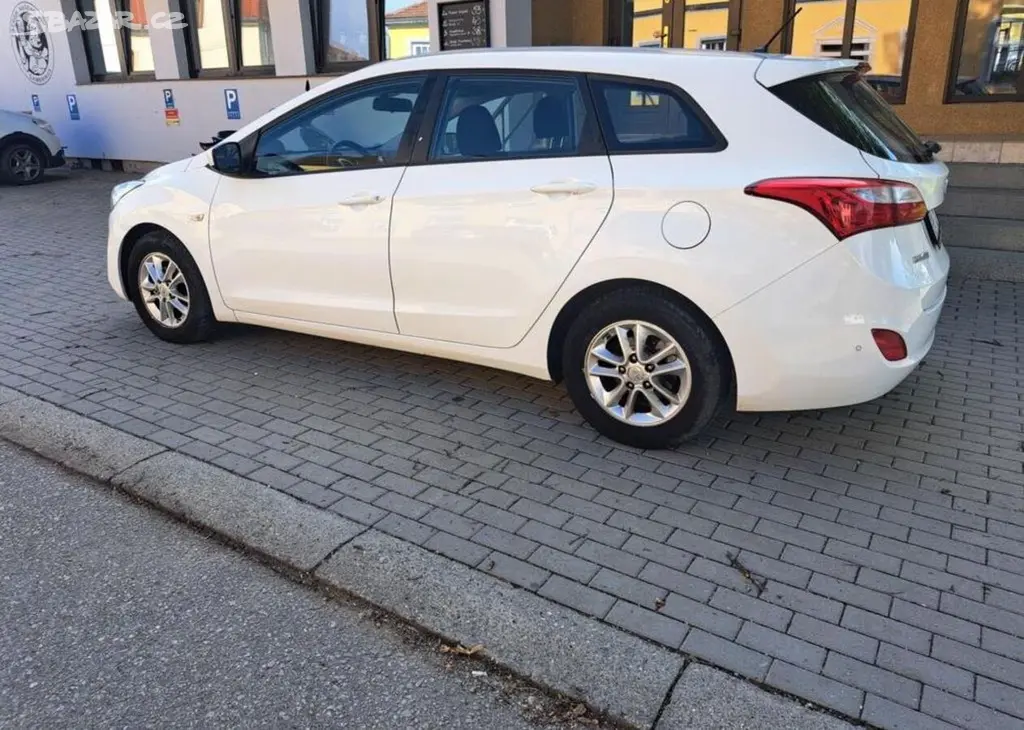 Hyundai i30 1,6 CRDI 16V nafta manuální - fotka 5