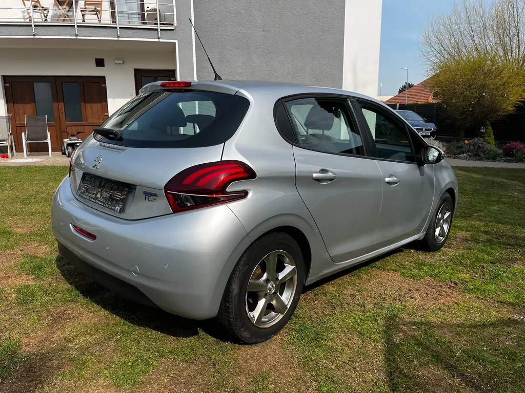 Peugeot 208 1.2i 60Kw r.v2016 nové v ČR - fotka 5
