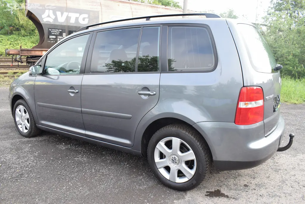Volkswagen Touran 2,0 TDi PO SERVISU,7MÍST - fotka 4