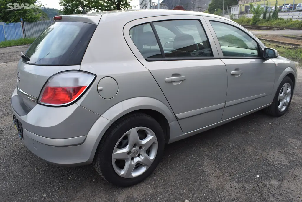 Opel Astra H 1,7 CDTi PO SERVISU,PO STK - fotka 3