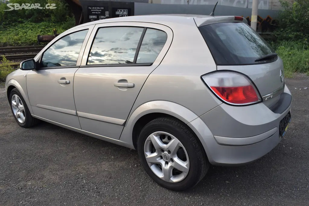 Opel Astra H 1,7 CDTi PO SERVISU,PO STK - fotka 4
