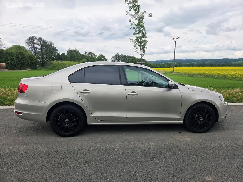 Volkswagen Jetta 1.2 tsi 77kW rok 2012 - fotka 6