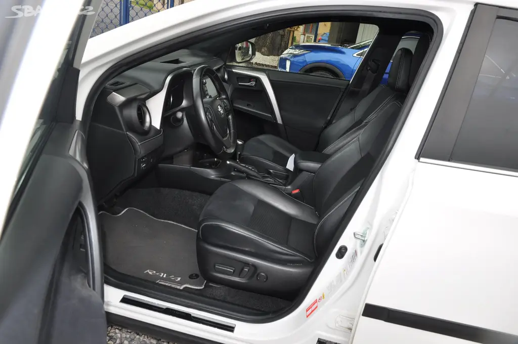Toyota Rav4, 2.5 Hybrid - fotka 6