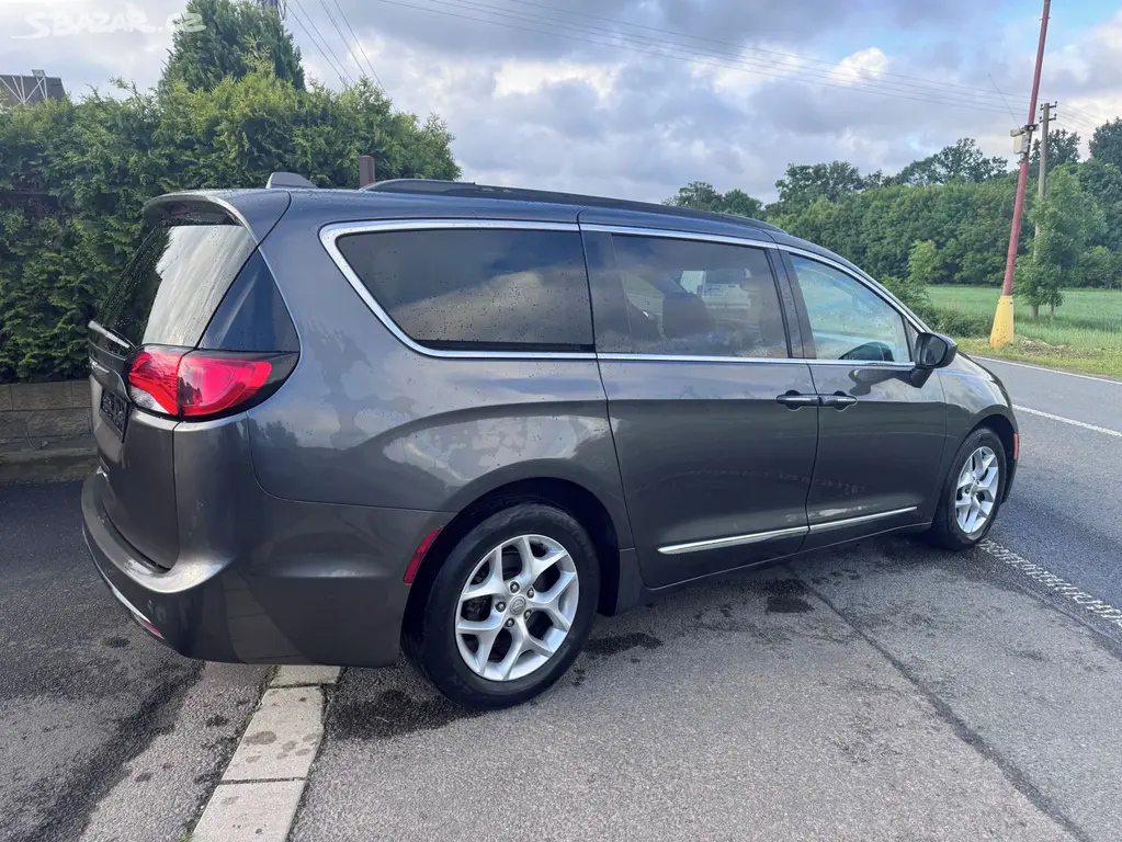 Chrysler Pacifica 3,6 RU Touring L 8 míst 2017 - fotka 4