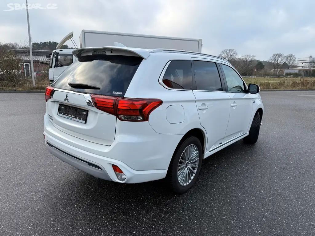 Mitsubishi Outlander 2.4 PHEV 2020 plug-in hybrid - fotka 4