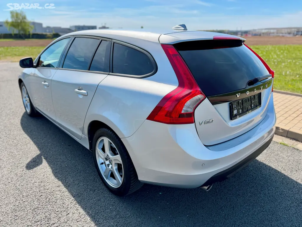 VOLVO V60 2.4 D5 158KW //2012 5-VÁLEC SERVISKA - fotka 3