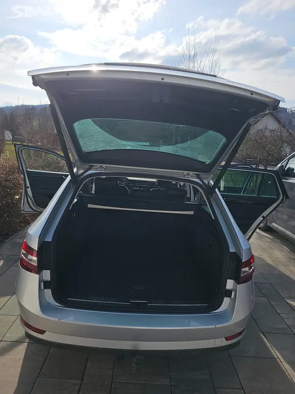 ŠKODA SUPERB L&K COMBI 2.0 TDI 110KW - fotka 2