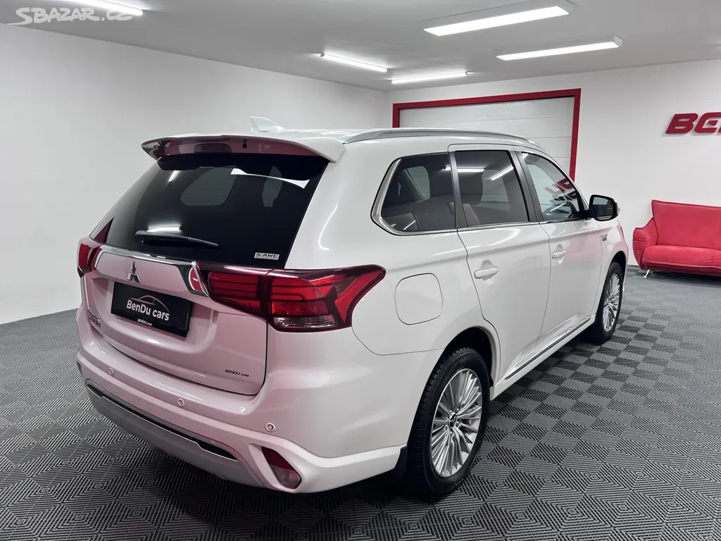 Mitsubishi Outlander, 2,4 PHEV 165 kW 4x4 - fotka 4