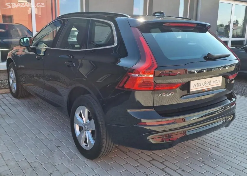 Volvo XC60, B4 AWD Momentum Pro Auto,1Maj - fotka 3