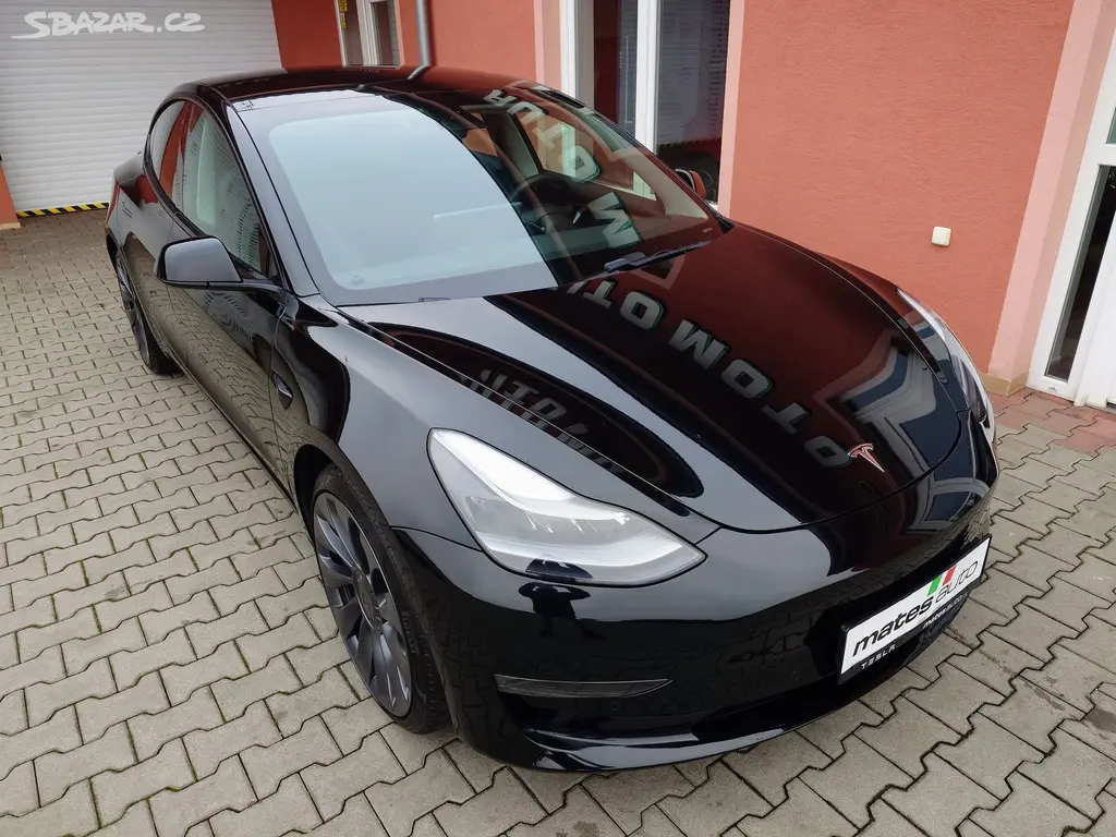Tesla Model 3 - fotka 4