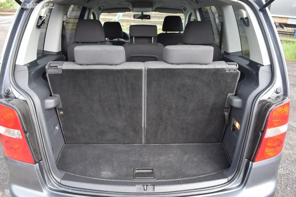 Volkswagen Touran 2,0 TDi PO SERVISU,7MÍST - fotka 5