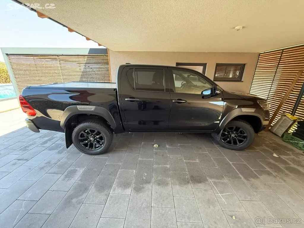 Toyota Hilux 2,8 invicible v plné výbavě, 4x4 - fotka 4