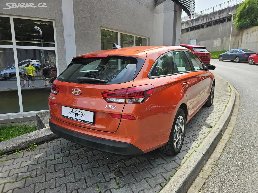 Hyundai i30, 1.5i Comfort, serv.kn., 1.maj. - fotka 5
