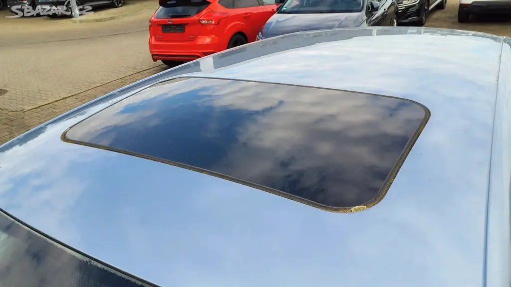 Volkswagen Golf, 1.4MPi 59KW TAŽNÉ, STŘ. OKNO - fotka 3