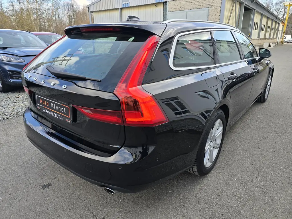 Volvo V90, D4 2,0 140kW 4x4 DPH MOMENTUM - fotka 4