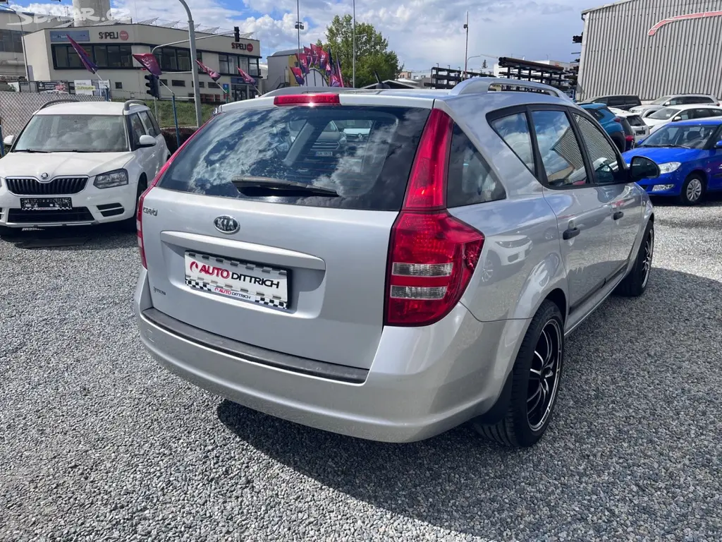 KIA CEED 1,6i KOMFORT KOMBI 1.MAJITEL - fotka 6