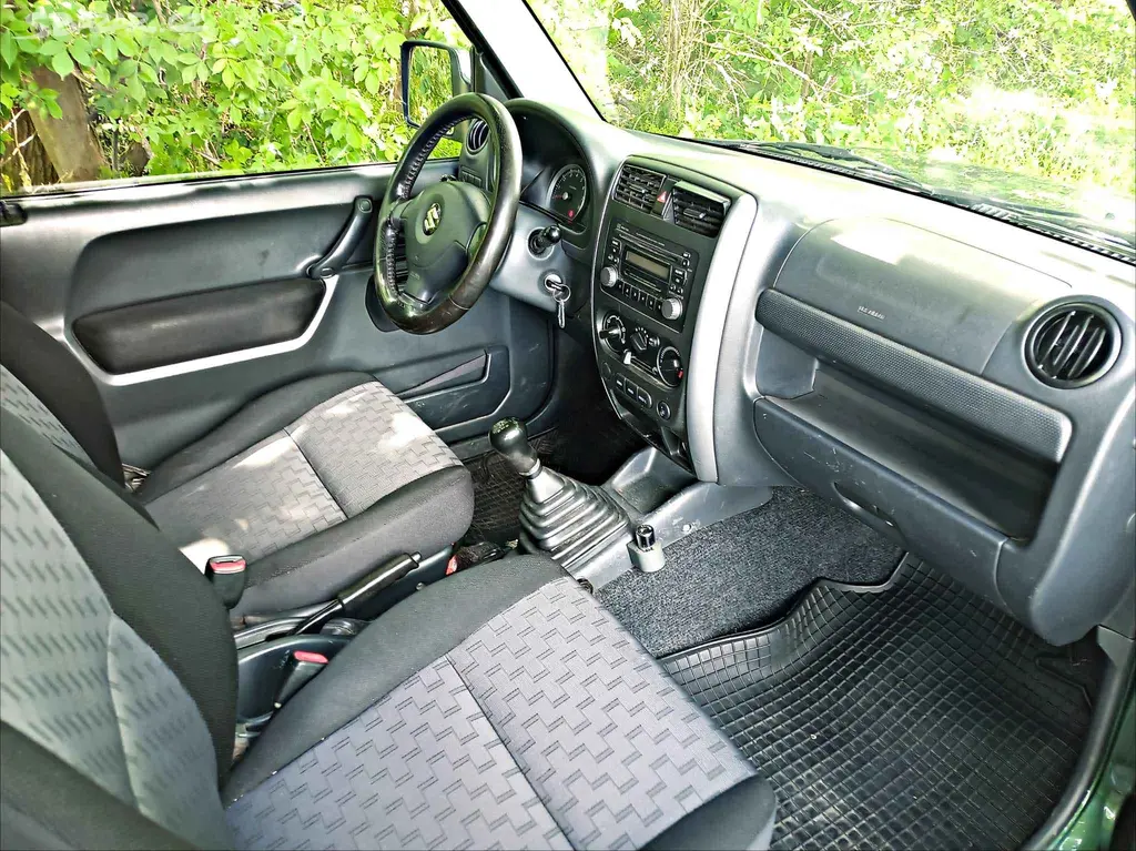 Suzuki Jimny 1.3i rok 2010 - fotka 5