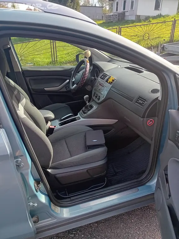 Ford Kuga 2,0TDCI 100KW 4x4 TREND - fotka 6