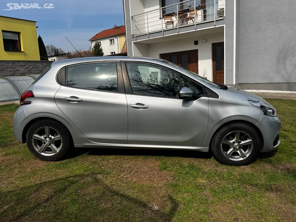 Peugeot 208 1.2i 60Kw r.v2016 nové v ČR - fotka 6