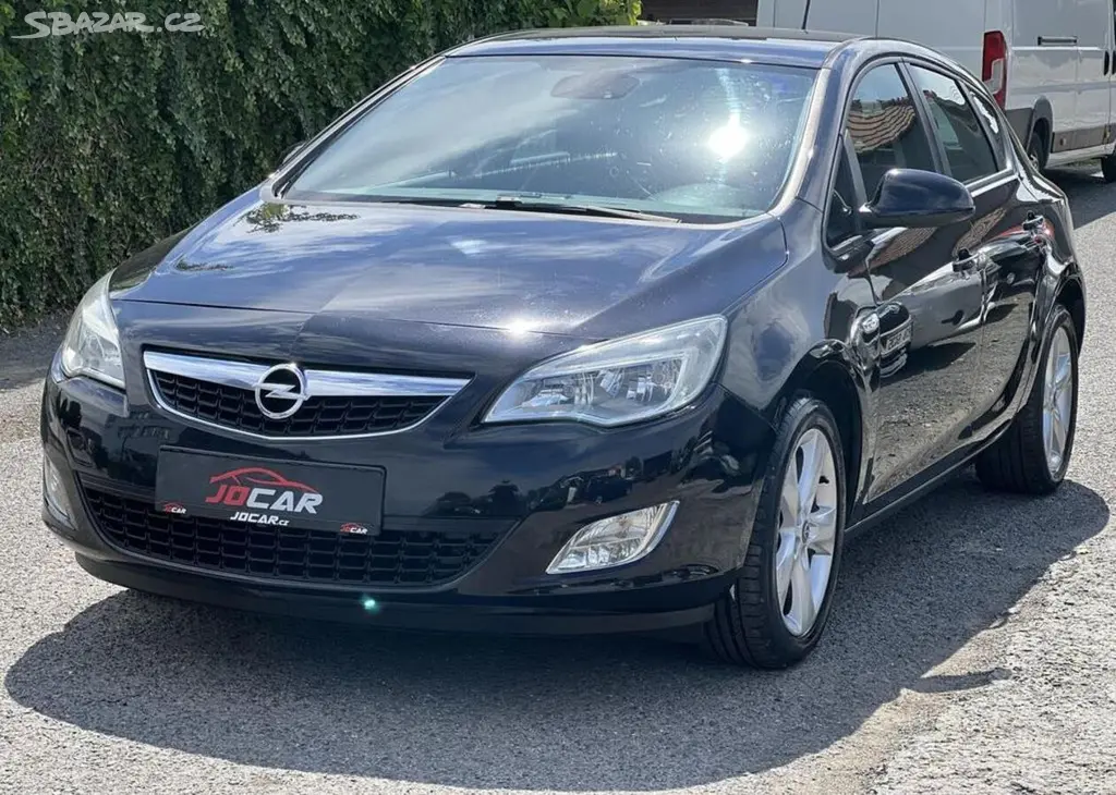Opel Astra 1.4i 16v KAMERA TEMPOMAT ALU manuální
