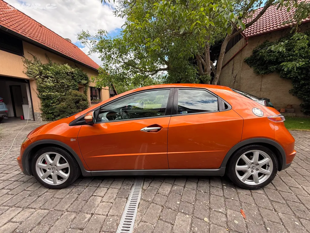 Honda Civic 8g 1.8 i-Vtec 103kW 2008 213494 km - fotka 4
